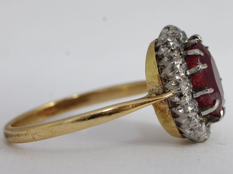  A DAZZLING RUBY AND DIAMOND 18 CARAT GOLD CLUSTER RING