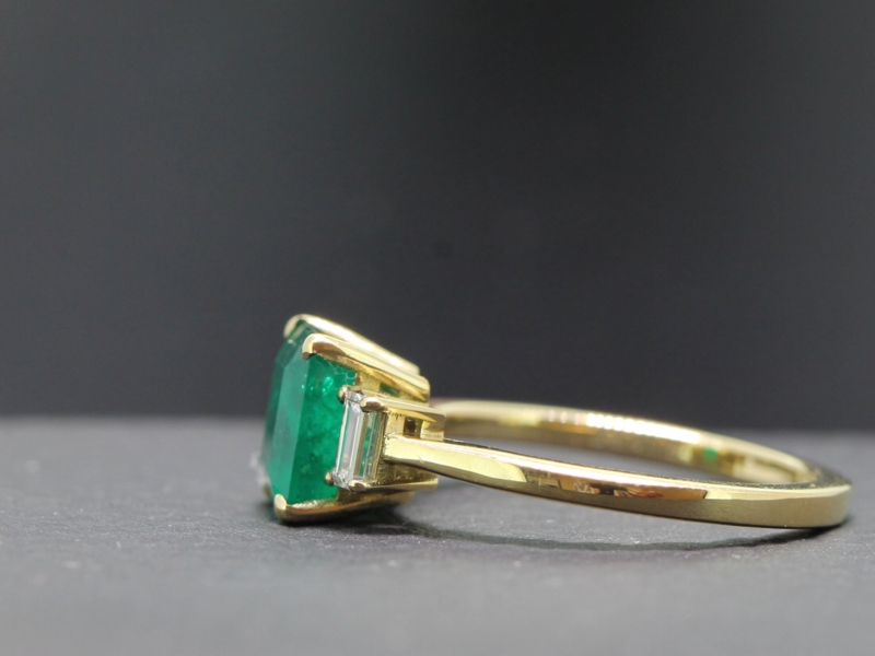 BEAUTIFUL COLOMBIAN EMERALD AND DIAMOND 18 CARAT GOLD RING