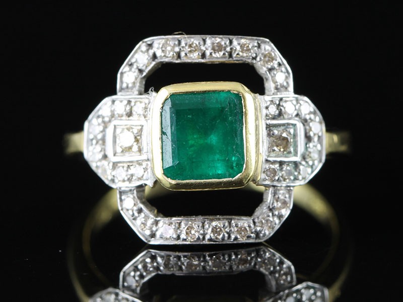 BEAUTIFUL DECO INSPIRED EMERALD AND DIAMOND 18 CARAT GOLD RING