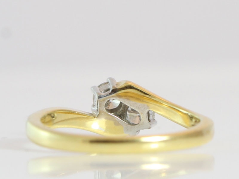 GORGEOUS TWO STONE DIAMOND ON A TWIST IN 18 CARAT GOLD