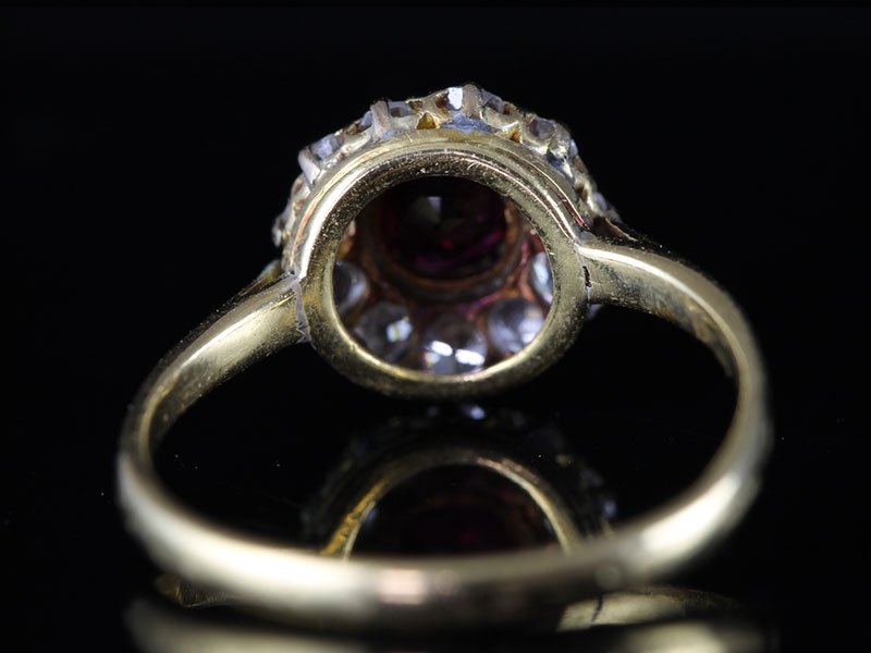 GORGEOUS RUBY AND DIAMOND CLUSTER 18 CARAT GOLD RING