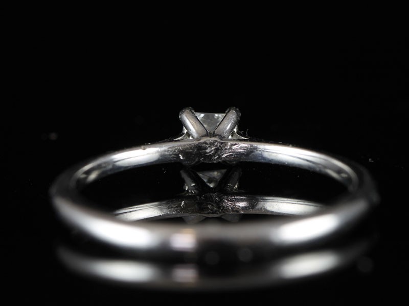 A CLASSIC PRINCESS CUT SOLITAIRE DIAMOND RING IN 18 CARAT WHITE GOLD