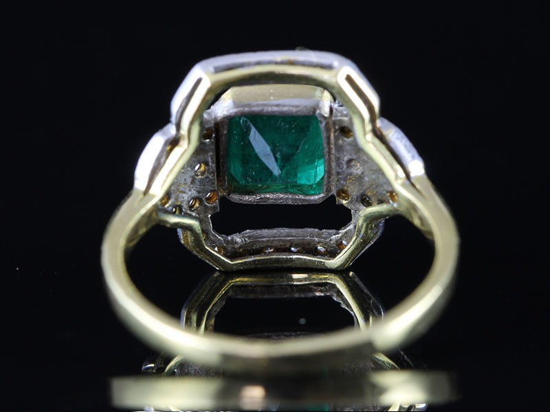 BEAUTIFUL DECO INSPIRED EMERALD AND DIAMOND 18 CARAT GOLD RING