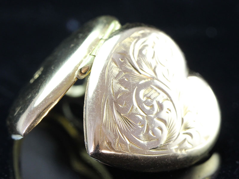 BEAUTIFUL VINTAGE HEART AND DIAMOND 18 CARAT GOLD LOCKET