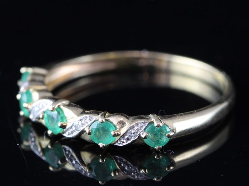 CHARMING 5 STONE EMERALD AND DIAMOND 9 CARAT GOLD RING