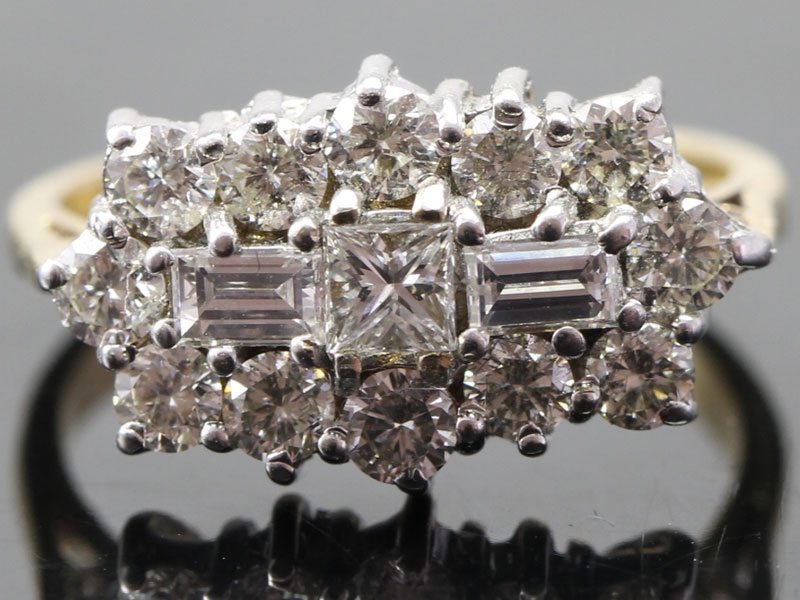 STUNNING CLUSTER DIAMOND 18 CARAT GOLD RING