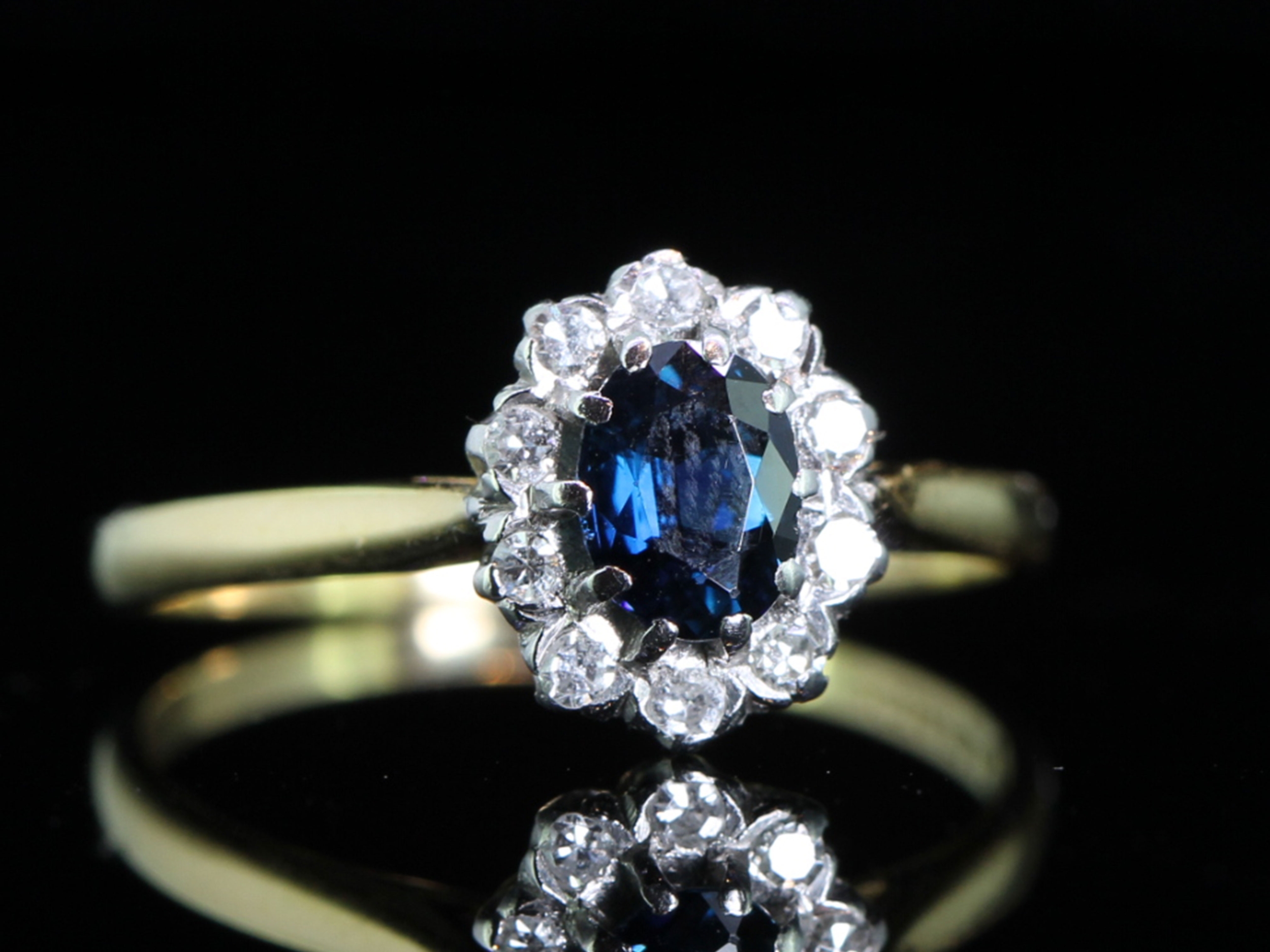 GORGEOUS SAPPHIRE AND DIAMOND 18 CARAT GOLD AND PLATINUM CLUSTER RING