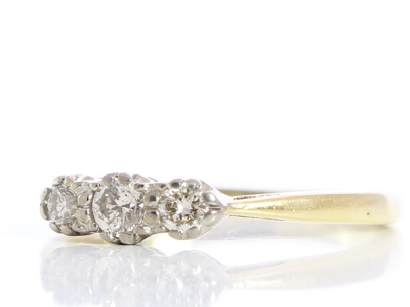  PRETTY THREE STONE DIAMOND 18 CARAT GOLD TRILOGY RING