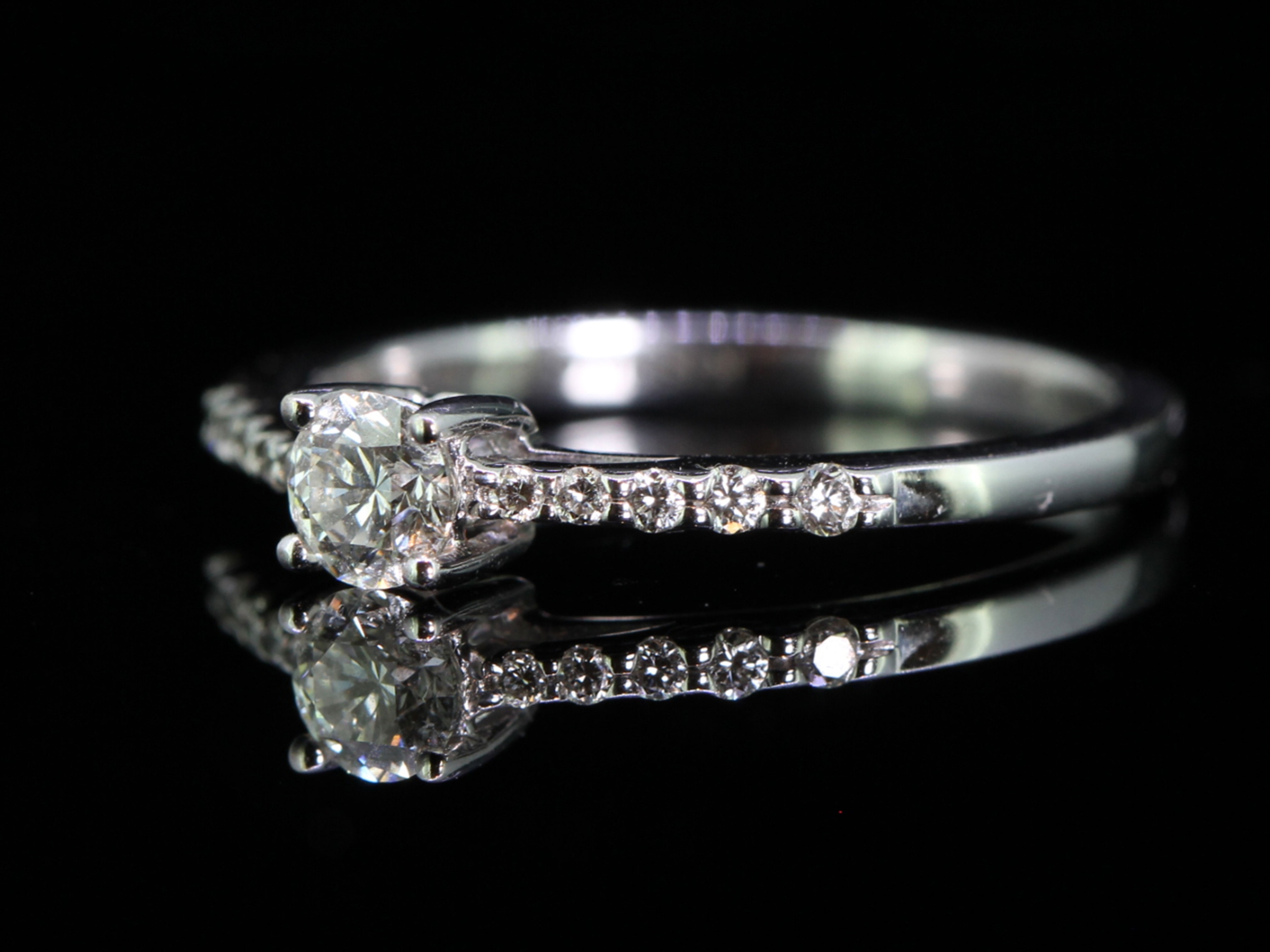 Romantic Kissing Diamond 18 Carat Gold Solitaire Ring