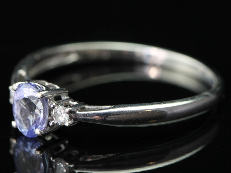 BEAUTIFUL OVAL CUT TANZANITE AND DIAMOND 9 CARAT GOLD TRILOGY RING