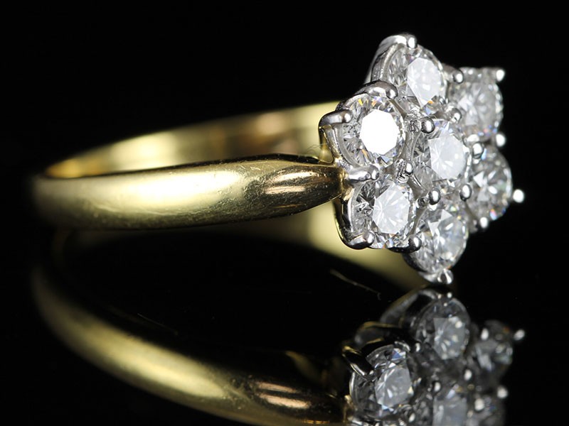 FABULOUS DIAMOND DAISY CLUSTER 18 CARAT GOLD RING