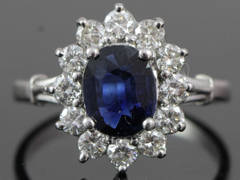 STUNNING SAPPHIRE AND DIAMOND 18 CARAT GOLD CLUSTER RING