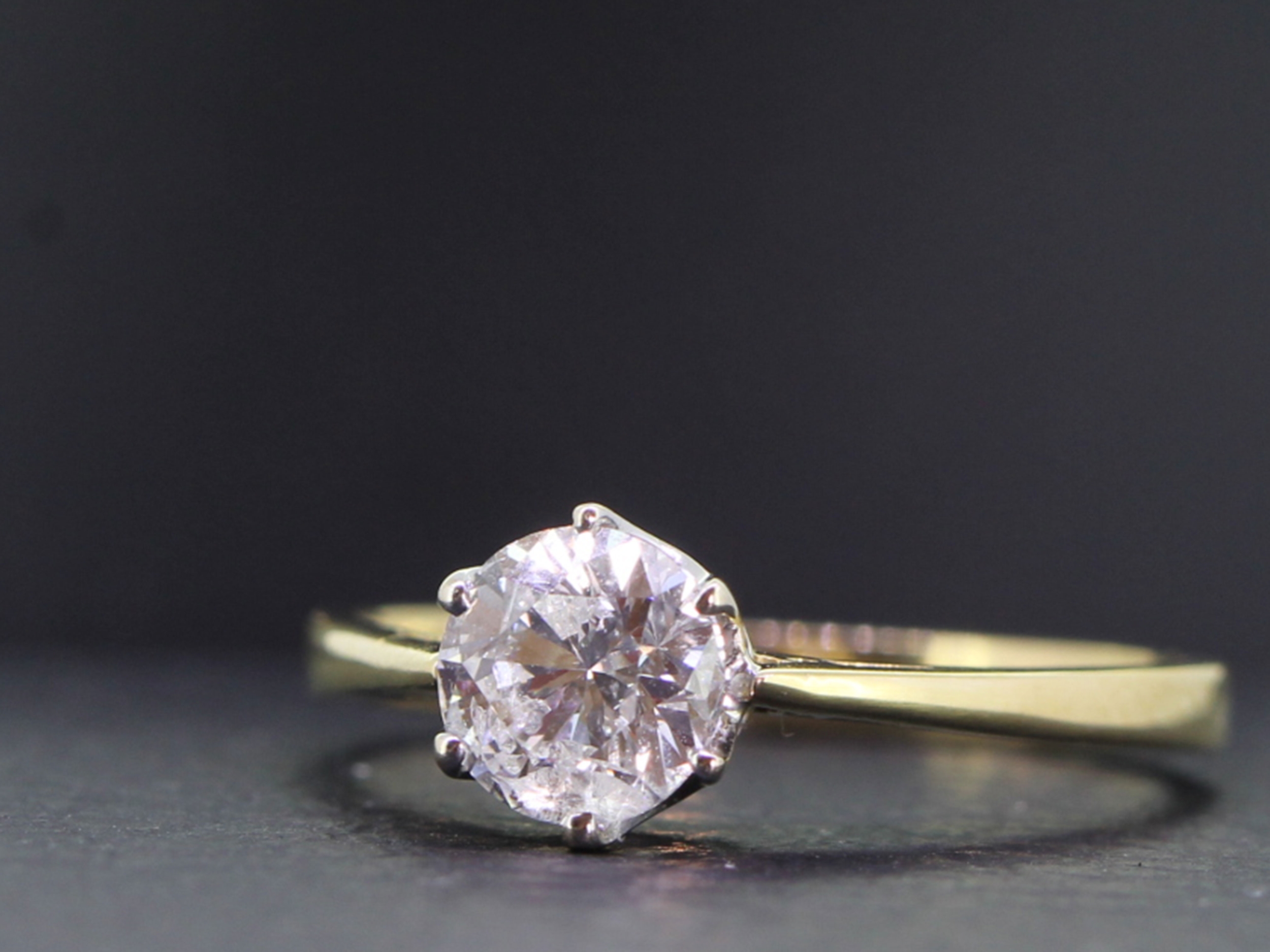 BEAUTIFUL DIAMOND SOLITAIRE 18 CARAT GOLD RING