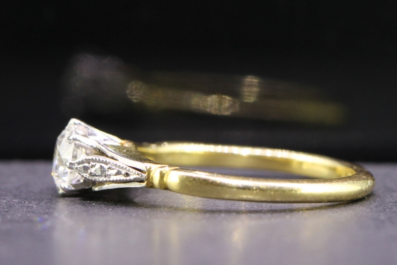  GORGEOUS 18 CARAT GOLD AND PLATINUM DIAMOND SOLITAIRE RING