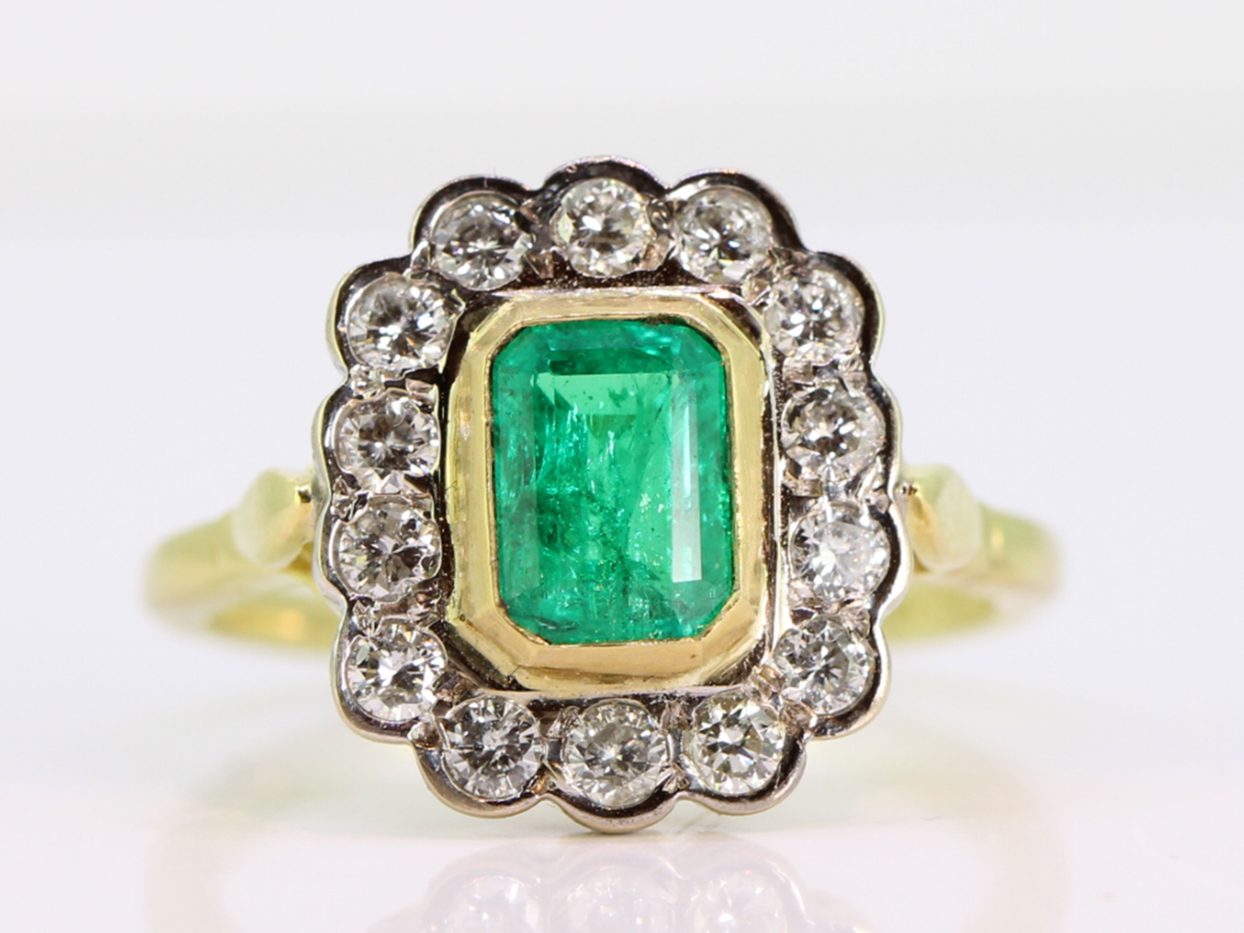 STUNNING COLOMBIAN EMERALD AND DIAMOND 18 CARAT GOLD CLUSTER RING