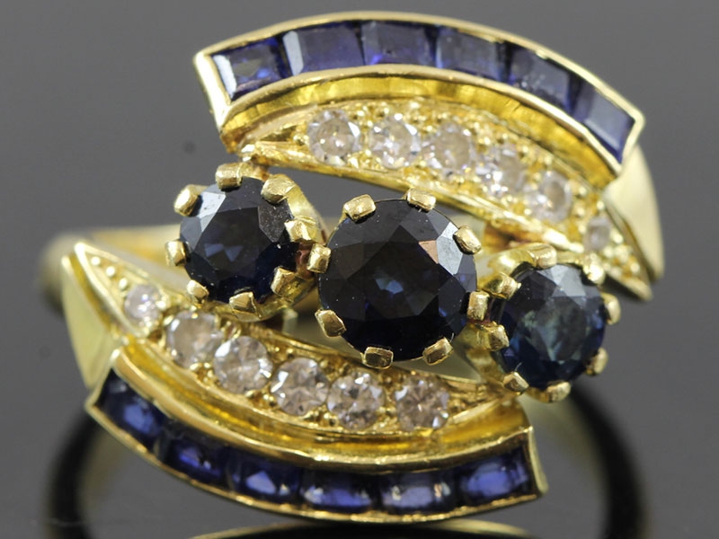 ASTONISHING SAPPHIRE AND DIAMOND 18 CARAT GOLD RING