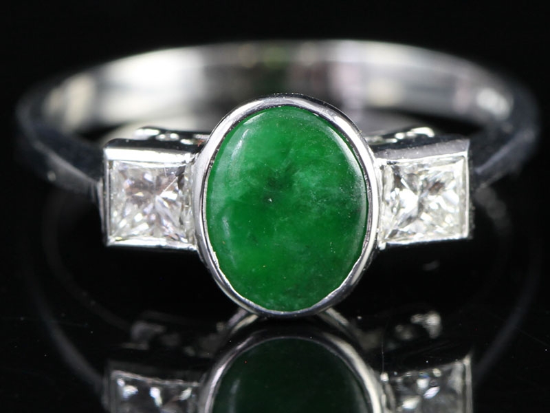 BEAUTIFUL INSPIRED ART DECO 1920'S JADE AND DIAMOND 18 CARAT GOLD RING