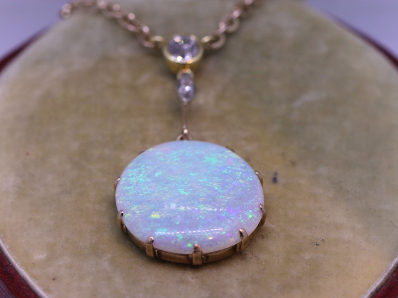OUTSTANDING OPAL AND DIAMOND GOLD NECKLACE