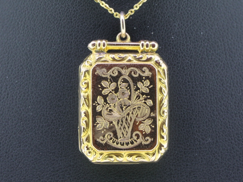  GORGEOUS RECTANGULAR 9 CARAT GOLD LOCKET