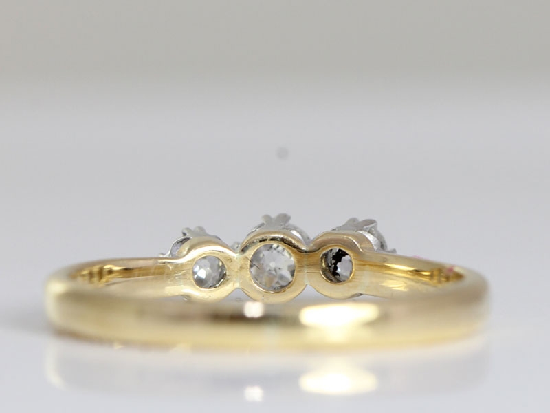 BEAUTIFUL DIAMOND TRILOGY 18 CARAT GOLD AND PLATINUM RING