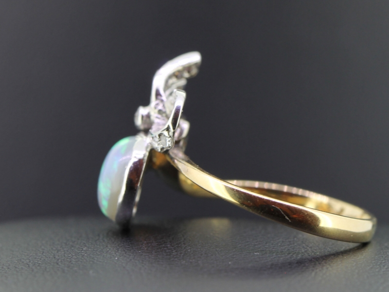  GORGEOUS VICTORIAN INSPIRED OPAL AND DAIMOND BOW TOPPED 18 CARAT GOLD RING