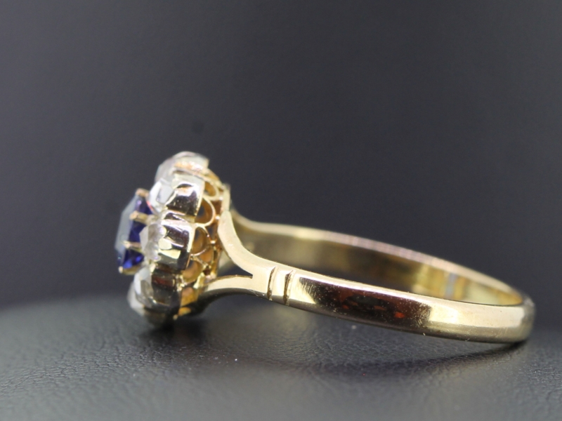 STUNNING VICTORIAN SAPPHIRE AND DIAMOND 18 CARAT GOLD CLUSTER RING