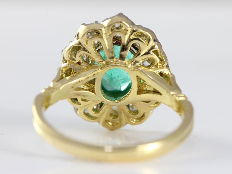  A MESMERISING EMERALD AND DIAMOND CLUSTER 18 CARAT GOLD RING