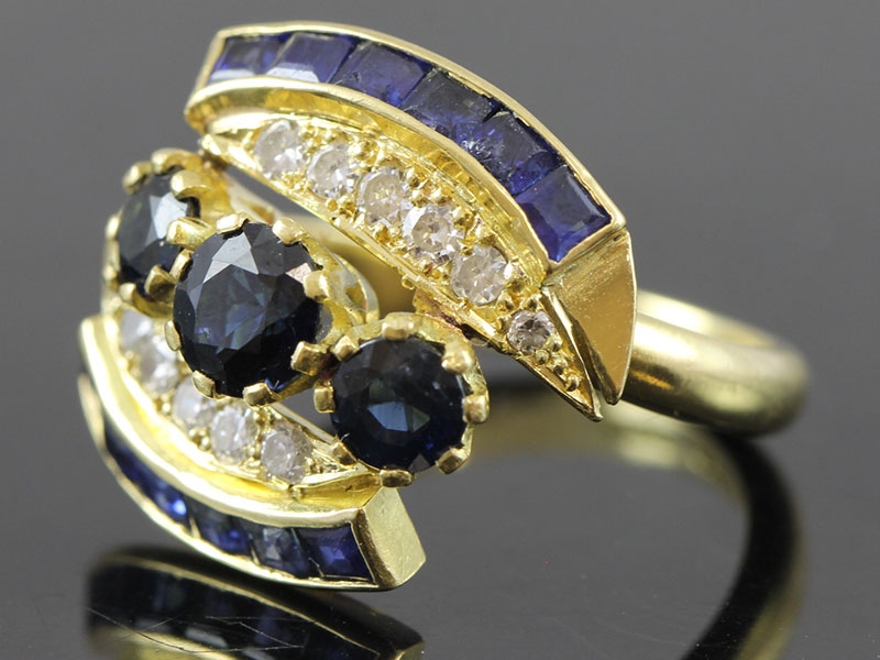 ASTONISHING SAPPHIRE AND DIAMOND 18 CARAT GOLD RING