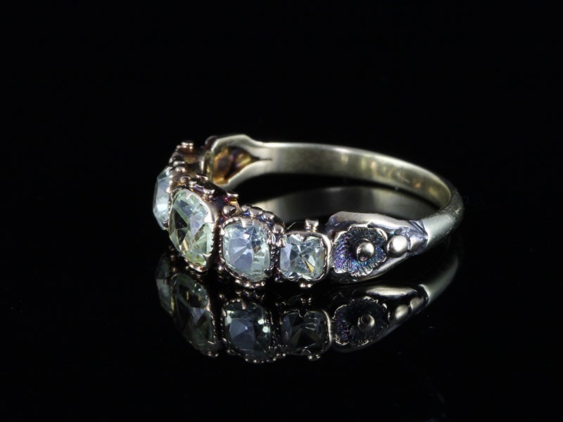 A STUNNING RARE GENUINE EDWARDIAN 5 STONE CHRYSOBERYL RING