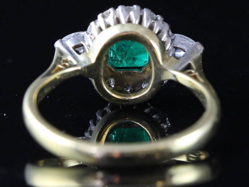 WONDERFUL COLUMBIAN EMERALD AND DIAMOND 18 CARAT GOLD RING