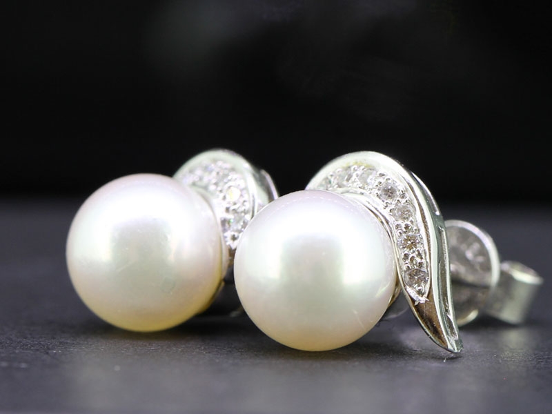 GLAMOROUS PEARL AND DIAMOND 18 CARAT GOLD WHITE GOLD STUDS