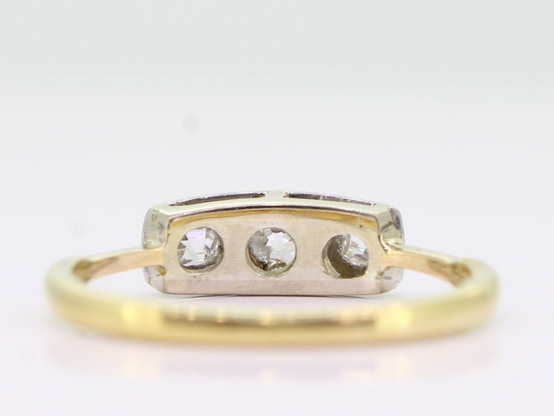 WONDERFUL ART DECO DIAMOND THREE STONE 18 CARAT GOLD RING