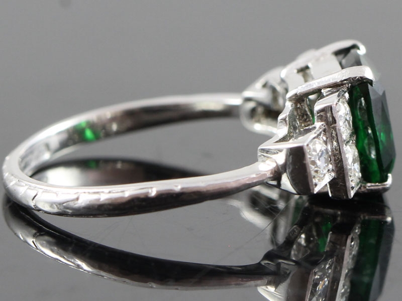 STUNNING TSAVORITE AND DIAMOND ART DECO INSPIRED PLATINUM RING