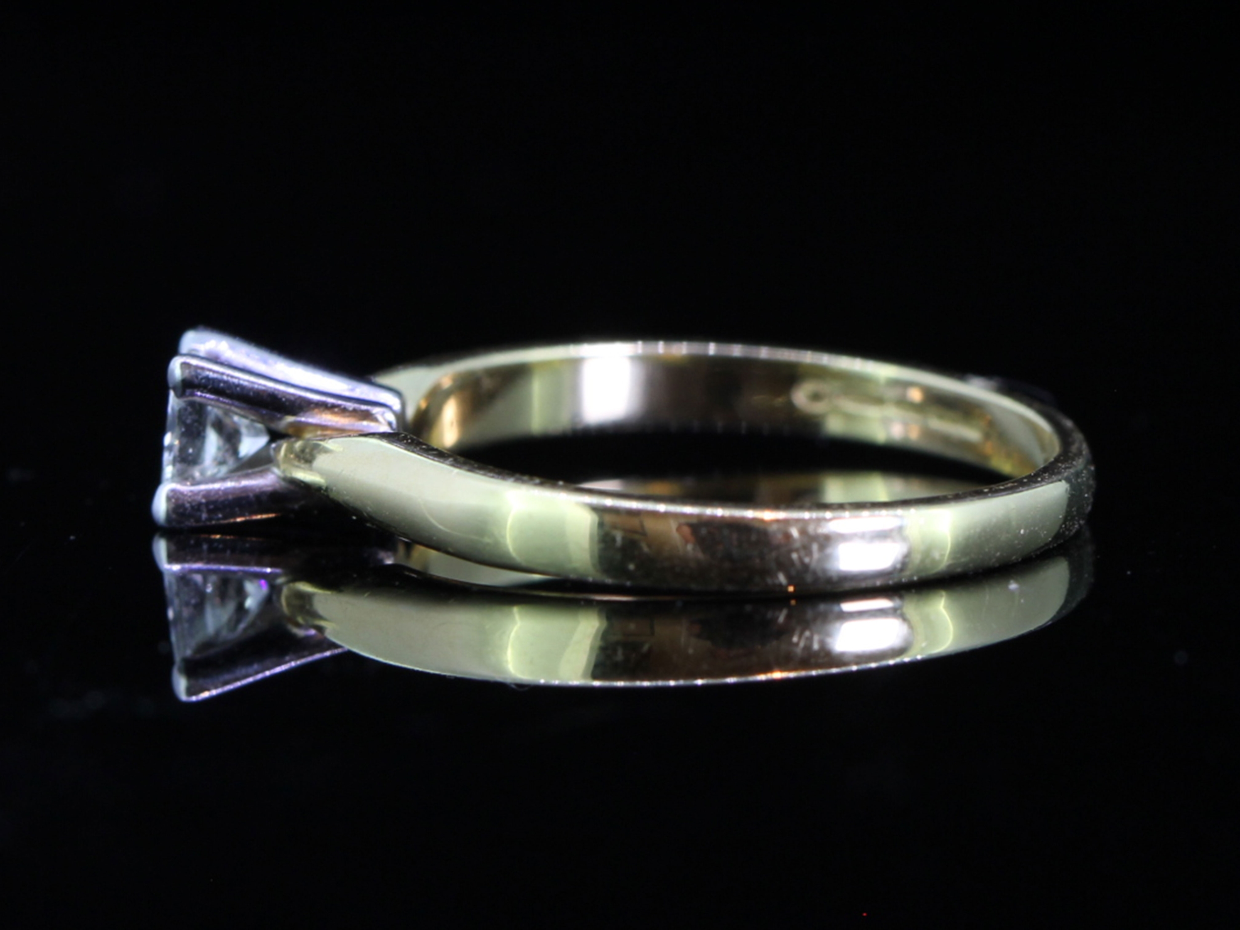 Beautiful Princess Cut Diamond 18  Carat Gold  Solitaire Ring
