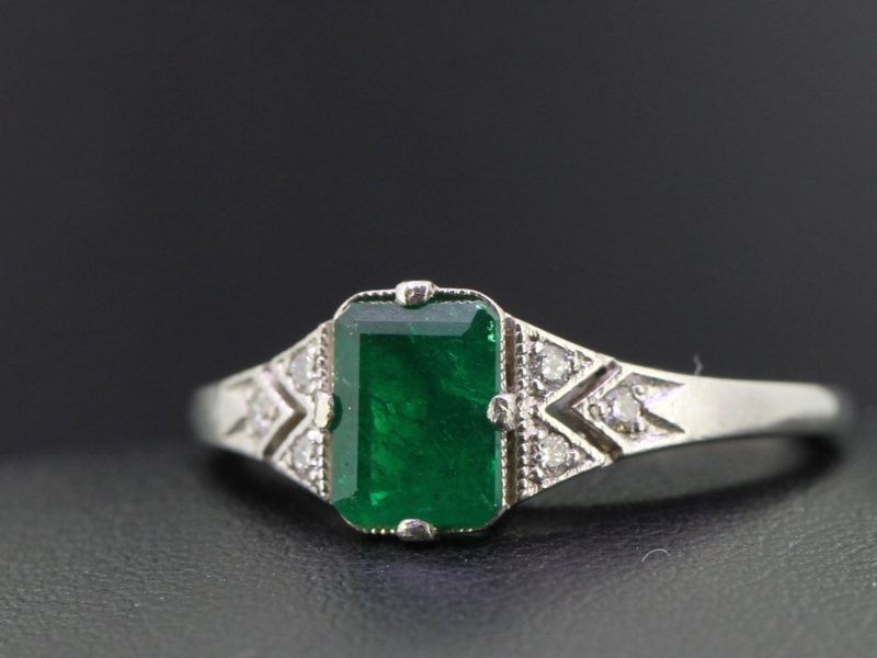 ELEGANT COLOMBIAN EMERALD AND DIAMOND 1920S RING