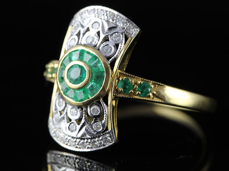  GLAMOROUS EMERALD AND DIAMOND CLUSTER 18 CARAT GOLD RING