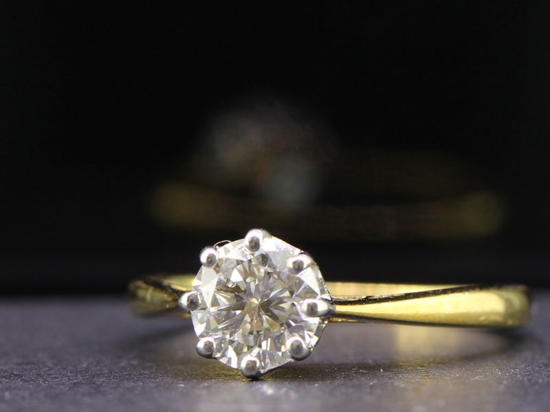 STUNNING 18 CARAT GOLD AND PLATINUM DIAMOND SOLITAIRE 