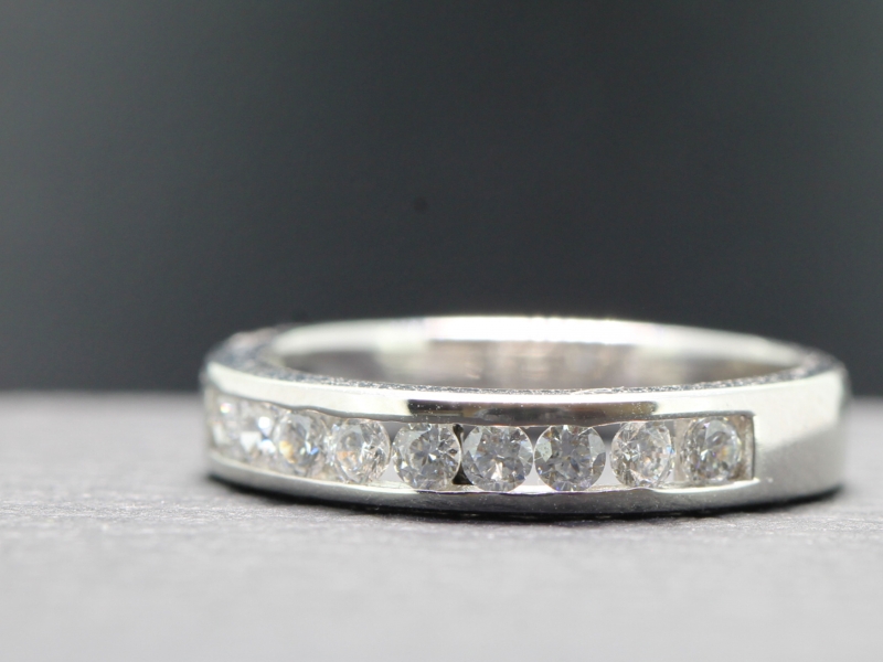 ELEGANT 18 CARAT GOLD DIAMOND HALF ETERNITY RING