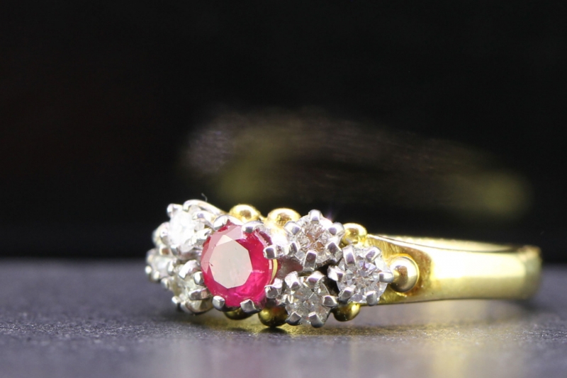 BEAUTIFUL RUBY AND DIAMOND 18 CARAT GOLD RING