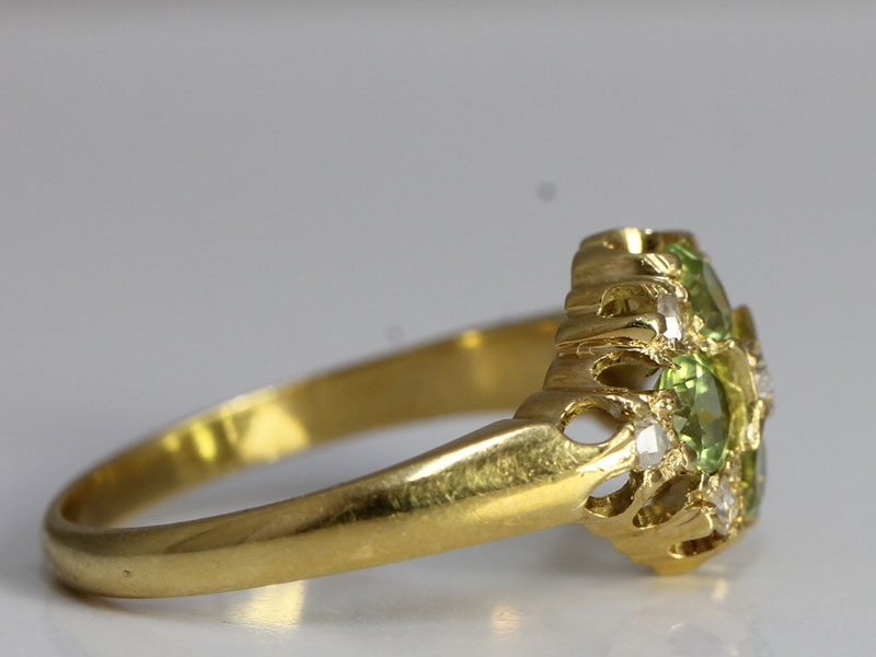 BEAUTIFUL PERIDOT AND DIAMOND 18 CARAT GOLD RING