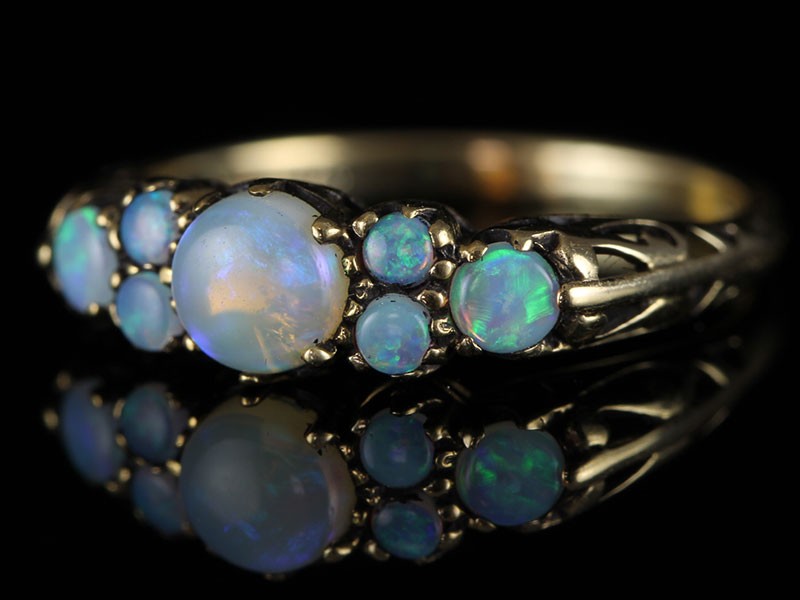 BEAUTIFUL  9 CARAT GOLD ANTIQUE OPAL RING