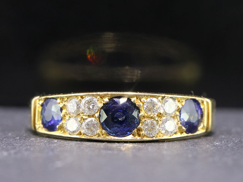  ELEGANT EDWARDIAN SAPPHIRE AND DIAMOND 18 CARAT GOLD BAND