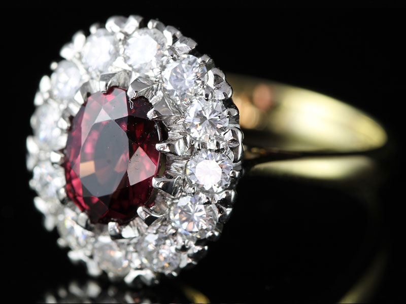 EXTRODINARY THAI RUBY AND DIAMOND 18 CARAT GOLD CLUSTER RING