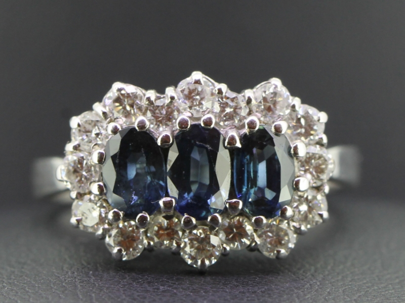 STUNNING SAPPHIRE AND DIAMOND 18 CARAT GOLD RING