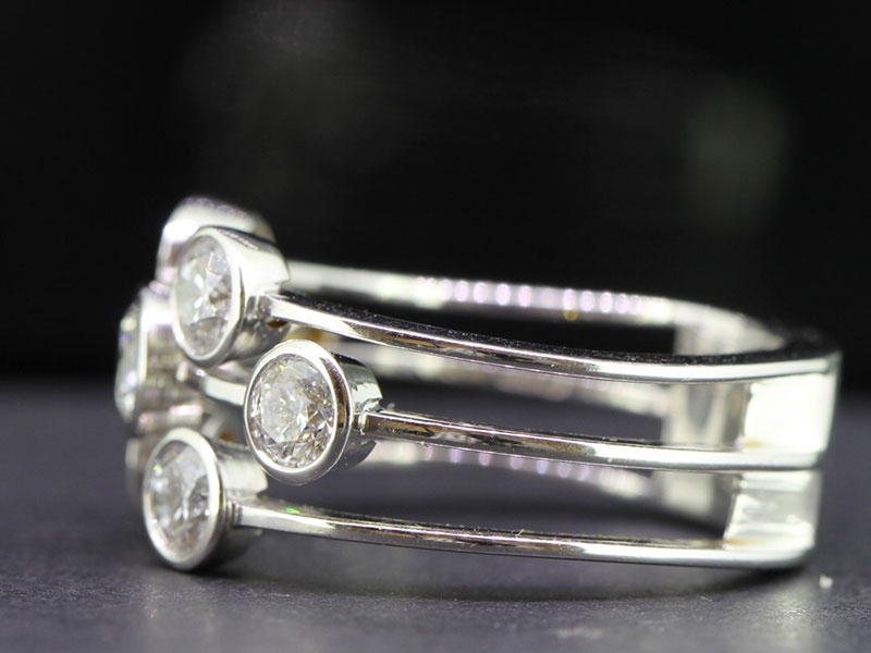 STUNNING AND UNIQUE 18 CARAT WHITE GOLD DIAMOND COCKTAIL RING