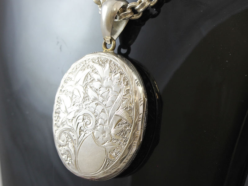 BEAUTIFUL SILVER LOCKET AND CHAIN