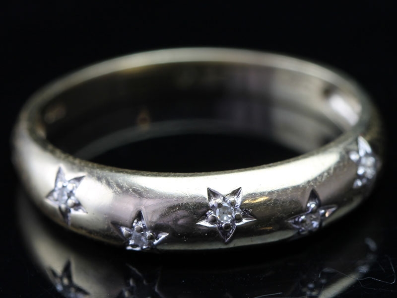 BEAUTIFUL INSET DIAMOND WEDDING RING IN 9 CARAT GOLD (4mm)