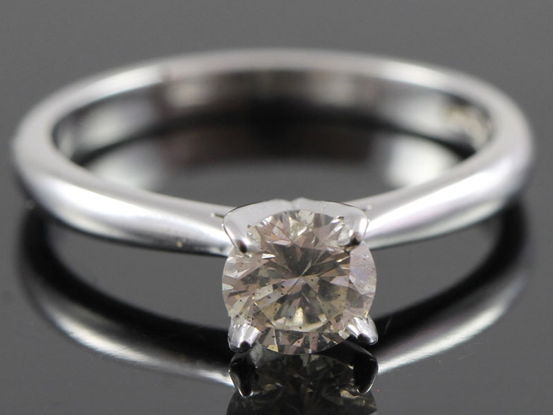 ELEGANT DIAMOND PLATINUM SOLITAIRE ENGAGEMENT RING