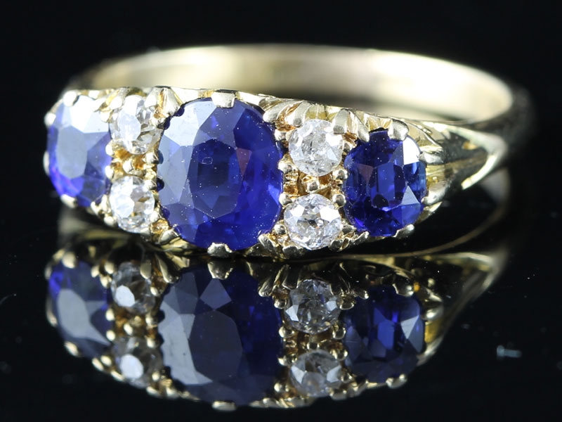 LOVELY EDWARDIAN SAPPHIRE AND DIAMOND 18 CARAT GOLD RING