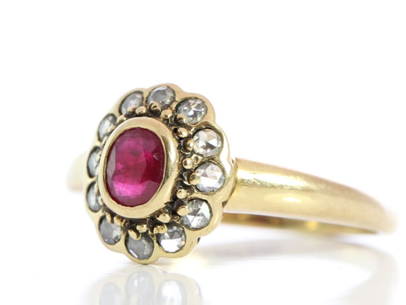 BEAUTIFUL ANTIQUE RUBY AND DIAMOND 9 CARAT GOLD RING